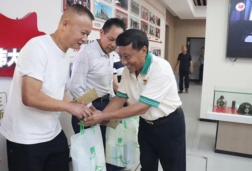 绿之韵集团党委开展“八一”主题慰问活动