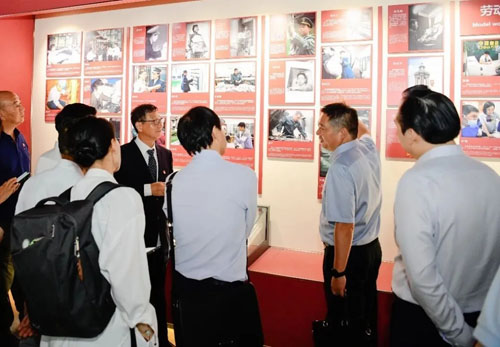 汲取奋进力量 春芝堂党员骨干与劳模面对面