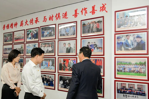 汲取奋进力量 春芝堂党员骨干与劳模面对面