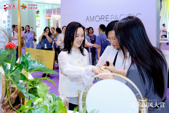 完美公司亮相2026香妆年会：第二届完美国风大赏在南京举办，新品科研公益多维展现品牌实力